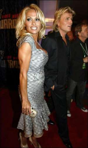 Памела Андерсон на вручении музыкальной премии MTV с фокусником Хенсом Клоком в Лас-Вегасе 9 сентября 2007 года