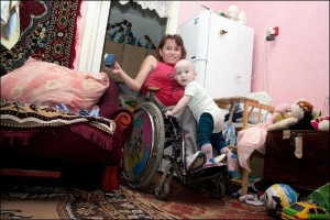 Марія Цуркан з Ужгорода доглядає півторарічного сина — Руслана. А її чоловік Микола, теж інвалід, працює в гідрометеорологічному центрі