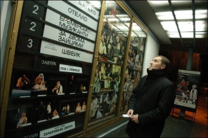 Киевлянин Андрей Лихацкий взял в кассе Театра имени Ивана Франко билеты на представление ”Пигмалион”. За три места в ложе-бельэтаж заплатил 75 гривен