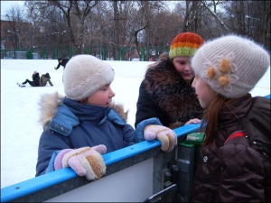 Учениці школи №9 Полтави Дарина Січкар (зліва) і Валерія Орєшкова розмовляють через огорожу льодової ковзанки з однокласницею Оленою Чигринець. Дівчата прийшли покататися перед заняттями в школі