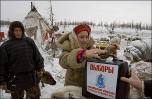 Жительница Ямало-Ненецкого автономного округа России голосует на мобильном избирательном участке. Жители отдаленных регионов начали голосовать за несколько дней до официального дня парламентских выборов