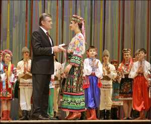 Президент Виктор Ющенко награждает артистку ансамбля имени Вирского