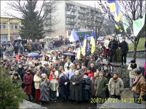 27 ноября Перечинскую райгосадминистрацию в Закарпатье пикетируют почти 500 жителей района