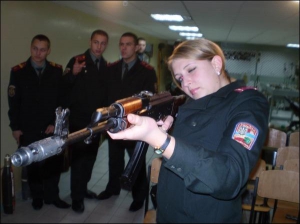Учениця військового ліцею в місті Кременчук на Полтавщині Олександра Якимук, 17 років, тренується стріляти лазером в інтерактивному тирі