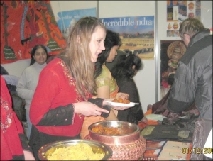 Киянка-волонтер Анастасія припрошує відвідувачів спробувати індуські страви на щорічному благодійному ярмарку, який провели на Львівській площі
