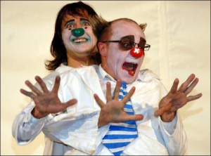 Актеры Игорь Иващенко (слева) и Анатолий Мирошник во время спектакля ”Бумажный мир”