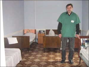 Сергей Косиченко — заведующий отделения областного наркодиспансера, расположенного в здании бывшего вытрезвителя, показывает комнату, где проходят реабилитацию нарко- и алкозависимые женщины. Фотографироваться пациентки отказались