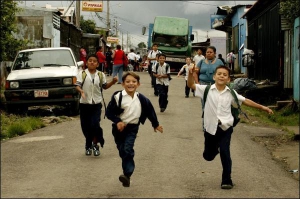 Діти іммігрантів-нікарагуанців біжать додому після занять у школі в Сан-Хосе — передмісті столиці Коста-Рики. Їхні батьки заробляють на життя переважно сільським господарством, будівництвом та охороною