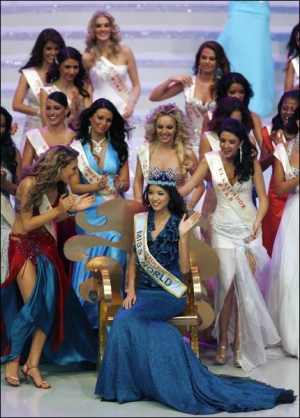 Учасниці конкурсу ”Міс світу-2007” вітають китаянку Чжан Цзилінь з перемогою. Конкурс краси завершився 1 грудня в китайському місті Санья