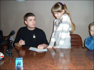 Перед зустріччю з журналістами в Полтаві дівчинка встигла підбігти до Андрія Данилка й узяти автограф