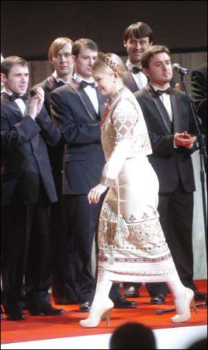 Юлия Тимошенко вчера пришла на собрание БЮТа в стилизованном под национальный костюме, белых колготках и туфлях
