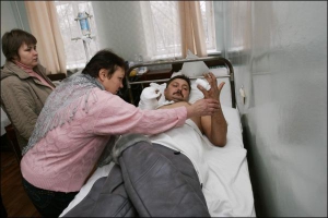 Шахтера Сергея Щербака в травматологии Донецкой областной больницы посещают родственники. Мужчина был травмирован 1 декабря