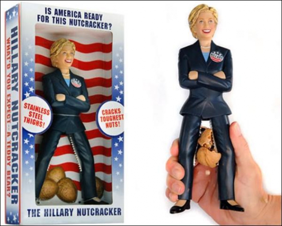 Орехоколка в форме Хиллари Клинтон, которая колет орехи коленями