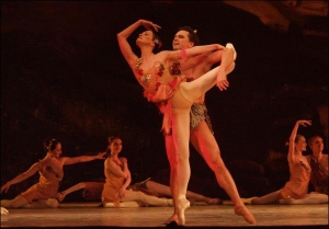 Инна Дорофеева и Вадим Писарев танцуют на сцене Донецкого театра оперы и балета 27 августа 2004 года