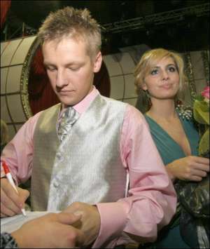 Польський актор Марчін Мрочек роздає автографи після перемоги в українському шоу ”Танці з зірками-3”. За ним стоїть його дівчина Аґнєшка Попєлєвич