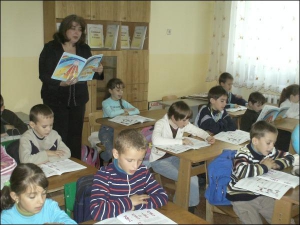 49-річна москвичка Юлія Пінчук проводить урок у другокласників зі школи в селі Довге Іршавського району на Закарпатті. Систему, яку вона розробила, почали випробовувати італійці