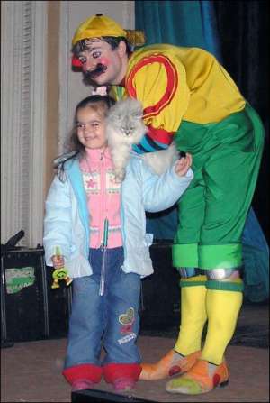 Дмитрий Куклачев, сын знаменитого дрессировщика Юрия Куклачева, после концерта фотографируется с 10-летней зрительницей Алиной Кривенко. В руках держит кошку Ирму