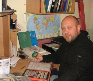Филателист Александр Караневич в Бережанах Тернопольской области показывает свою коллекцию марок