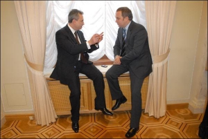 ”Регіонали” Борис Колесніков (ліворуч) і Нестор Шуфрич учора у Верховній Раді говорили, сидячи на підвіконні