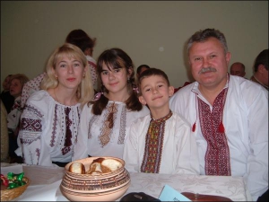 Любомир Царик з дружиною Ольгою і дітьми Надією та Володимиром у початковій школі №35 в Тернополі, на святі ”Бабусина скриня”. У цій школі навчається Володя, а раніше її закінчила Надія