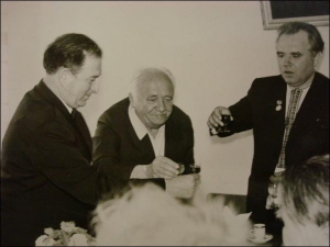 Борис Тен (у центрі) за одним столом з Володимиром Канівцем (праворуч), який свого часу написав товстий роман про Ульянових і одержав Шевченківську премію. Борис Тен мав тільки премію імені Рильського
