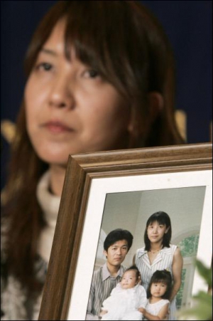 Вдова Хироко Учино сама воспитывает двоих детей. Она первой выступила на защиту сотрудников ”Тойоты”, которые работают сверхурочно