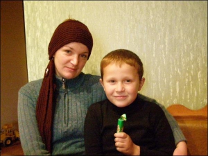 Юрий Клин с матерью Наталией. После выздоровления сына родители заметили два изменения: он внезапно повзрослел и перестал заикаться