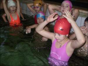 Воспитанники секции Полтавской спортшколы №3 в бассейне ”Алмаз” выполняют упражнения в воде
