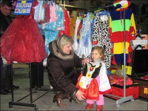 Алла Гаджиєва в полтавському гіпермаркеті ”Епіцентр” вибирає доньці Сабіні плаття на Новий рік