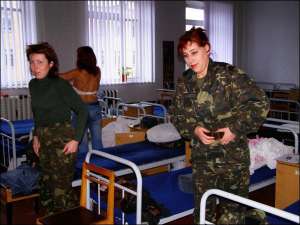 В Полтавском учебно-тренировочном центре войск связи по контракту служат 60 женщин. Рядовые Виктория Герасименко (на переднем плане слева) из Чернигова и Светлана Христюк (справа) собираются на обед