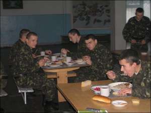 Василь Сокол (праворуч) обідає розсольником в їдальні у частині. Хлопець каже, що в армії він поправився. Вдома м’ясо їв лише у свята
