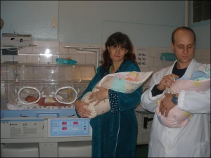 Вікторія і Василь Кошелі з новонародженими дітьми в Мукачівському пологовому будинку. Найменша донька важить 1700 г і поки що перебуває в інкубаторі