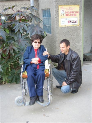 Жительница города Каменец-Подольский на Хмельниччине Тамар Сосновская с помощником Анатолием, который работает в обществе инвалидов