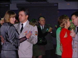 Подполковник Юрий Кривонос со своей женой Светланой (на переднем плане слева) танцуют на офицерскому балу в Полтаве. Светлана на бал опоздала, потому что задержалась на работе. У нее собственный бизнес