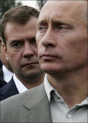 Действующий президент Владимир Путин и первый вице-премьер-министр России Дмитрий Медведев во время визита на площадку строительного проекта в Таврово Белгородской области в сентябре этого года