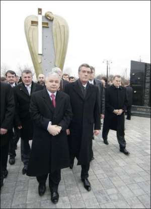 Президенты Украины и Польши Виктор Ющенко и Лех Качинский поставили свечи к мемориалу жертв Голодомора в городе Коминтернове на Одещине 7 декабря 2007 года