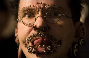 48-річний програміст Рольф на фестивалі татуювань у Берліні показав свої 126 дірок на обличчі 