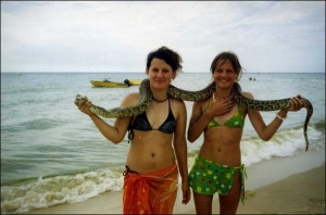 Євгенія Ковба (праворуч) із сестрою Тетяною відпочивають на морі неподалік селища Лазурне Скадовського району Херсонської області влітку 2006 року