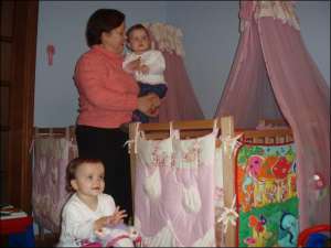 Киянка Ірина Михайлюк півроку доглядає близнят Марію та Єлизавету. Сім’я Маліків найняла її через спеціалізоване агентство ”Няня”. Дівчаткам — рік та один місяць. Ірина Михайлюк працює 11 годин на добу