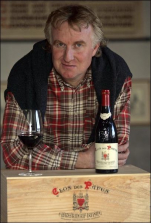 Поль-Винсент Аврил демонстрирует бутылку вина ”Кло дю Пап” урожая 2005-го. В этом году его напиток признали лучшим в мире