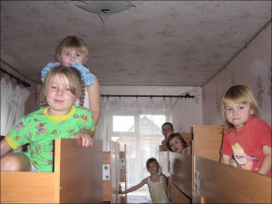 В базиливщинском детсаду ”Ромашка” дети готовятся к послеобеденному сну. В правом углу у окна спит 4-летний Влад Чалый. Год назад над его кроватью в стене образовалась глубокая трещина