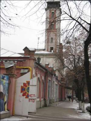 Пожарная башня в Харькове стоит с 1823 года. В ней уже обрушились деревянные конструкции и арочные перемычки, в несущих стенах — метровые трещины