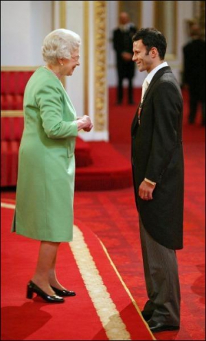 Райан Ґіґґз із королевою Британії Єлизаветою в Букінгемському палаці. Лондон, 11 грудня 2007 року