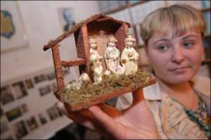 Вікторія Мартинова показує вертеп, подарований до Різдва Христового. У ”Біллі” така композиція коштує 13 гривень