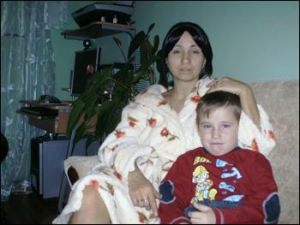 Александр Токарь с матерью Оксаной. У мальчика есть еще 6-летний брат Миша. Их отец Руслан поехал на заработки в Ирландию