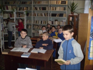 Учні санаторної школи-інтернату міста Збараж Тернопільської області під час самопідготовки роблять домашнє завдання у бібліотеці