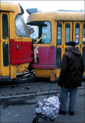 Перехожий розглядає у вівторок аварію двох трамваїв на вул. Щекавицькій