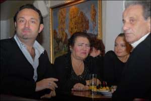 На открытии ресторана ”ЦК” певец Гарик Кричевский (слева) с женой (справа) ели канапки