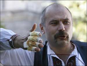Депутат Днепровского райсовета в Киеве Олег Бойко работает мастером в ЖЭКе. Хотел подрабатывать электриком, но обжег пальцы током