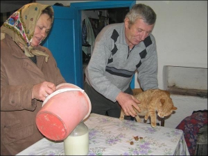 Наталия Цибульская из села Лукашивка Литинского района Винницкой области процеживает молоко. Через село проходит трасса на Хмельницкий. Наталия последние две недели выставляет банку с надписью ”Молоко” за калиткой. Три литра продает за 9 гривен. Говорит, 